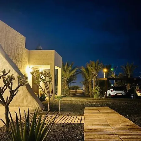 Casa Kira Camarote, Macher * Tías